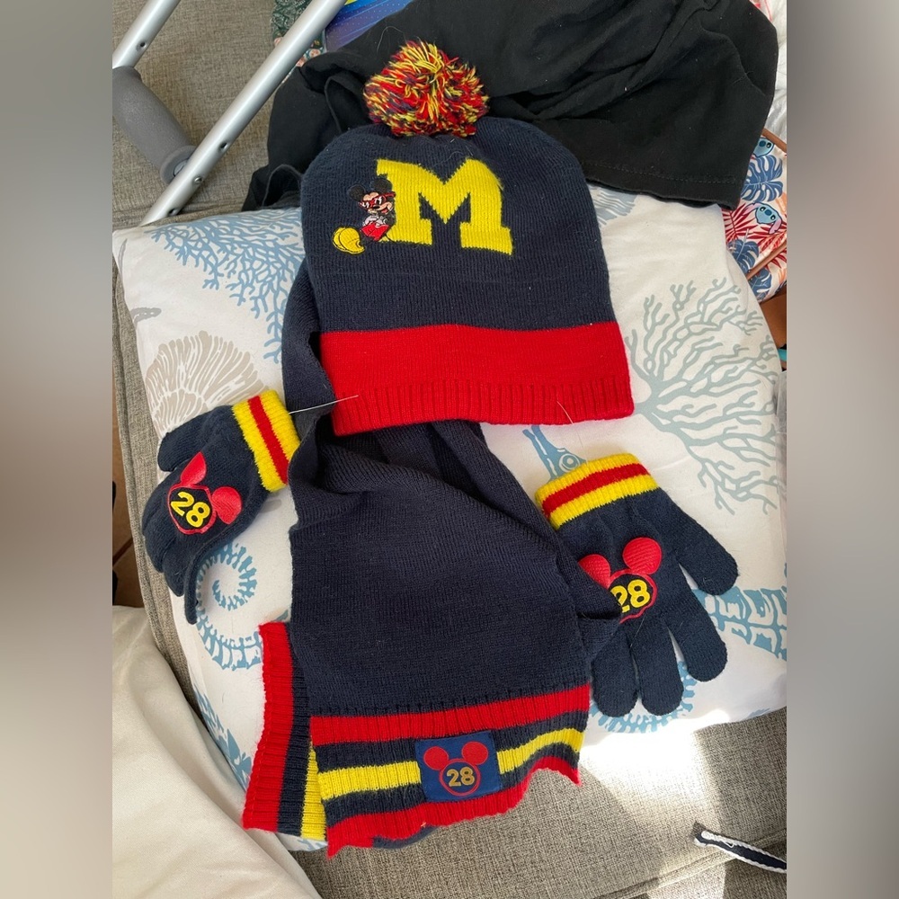 Disney Mickey Mouse Officially Licensed 4pc winter hat scarf gloves unisex kids